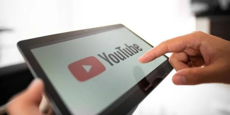 Без непристойностей. YouTube пом&rsquo;якшив політику щодо оголених грудей у відео