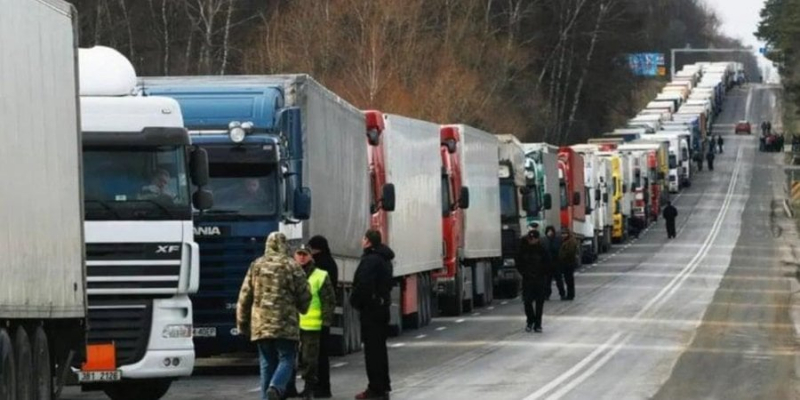 Рух є, але вкрай повільний. На кордоні з Польщею заблоковано чотири пункти пропуску, у черзі 3700 вантажівок — ДПСУ