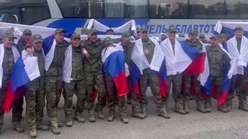 Группа российских военных вернулась из украинского плена - Минобороны