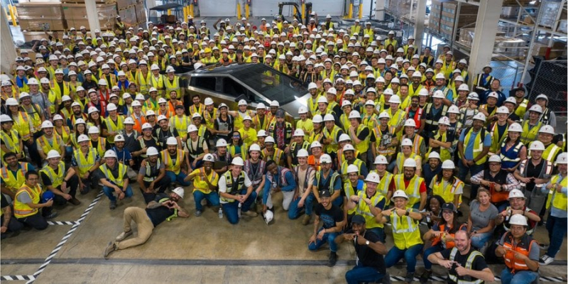 Скоро на всіх дорогах. Перший позашляховик Cybertruck від Tesla зійшов з конвеєра